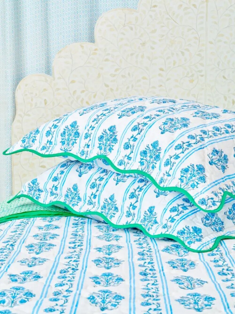 Roller Rabbit Set of 2 Lily Stripe Scalloped Standard Pillow Shams